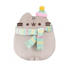 Hračka - Plyšová mačička Pusheen s čiapkou a šálom - Pusheen - 26 cm